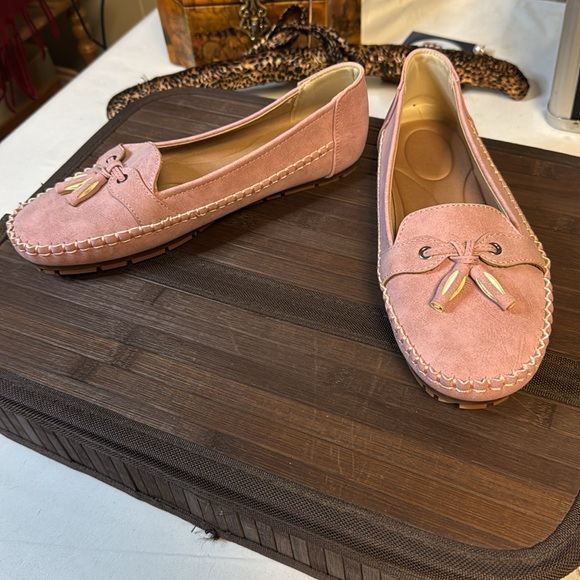 Rose slip ons!! NWOB Never worn. Size 8
Trendy house slippers - Picture 6 of 9